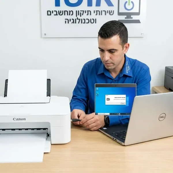 התקנת ציוד היקפי על ידי טכנאי מחשבים מקצועי